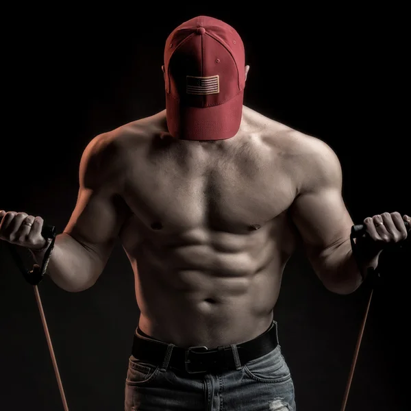 Тренирующий мускулистый человек — стоковое фото