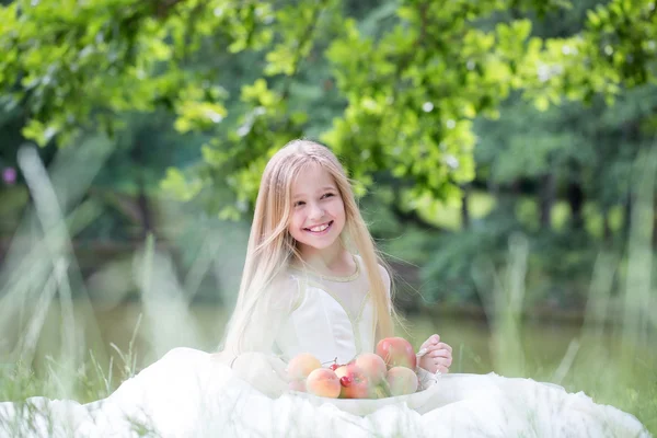 Μικρό κορίτσι στο φόρεμα με καλάθι με φρούτα — Φωτογραφία Αρχείου