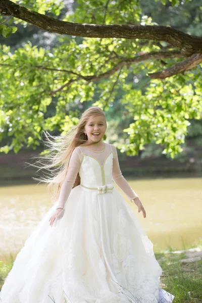 Маленькая девочка в белом платье на открытом воздухе — стоковое фото