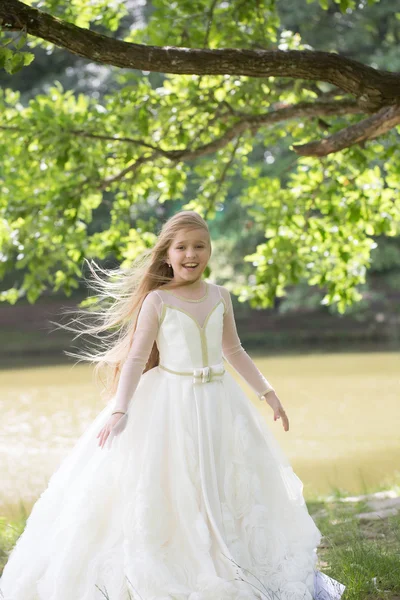 Niña pequeña en vestido blanco al aire libre — Foto de Stock