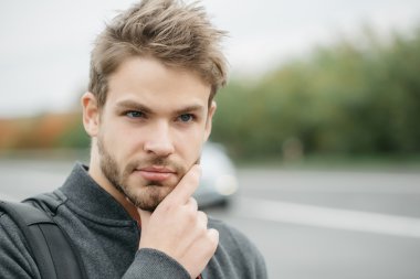 Genç çekici adam sakallı