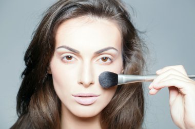 Makyaj fırça ile güzel kadın