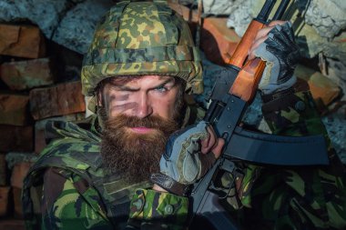 Kızgın yüzlü asker.