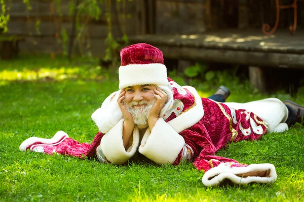 Sorrindo santa na grama verde — Fotografia de Stock