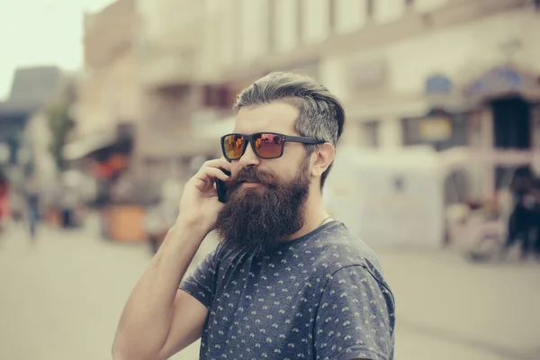 Красивый бородатый мужчина в солнцезащитных очках — стоковое фото