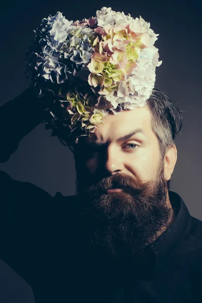 Bearded man with hydrangea flowers — Stock Photo, Image