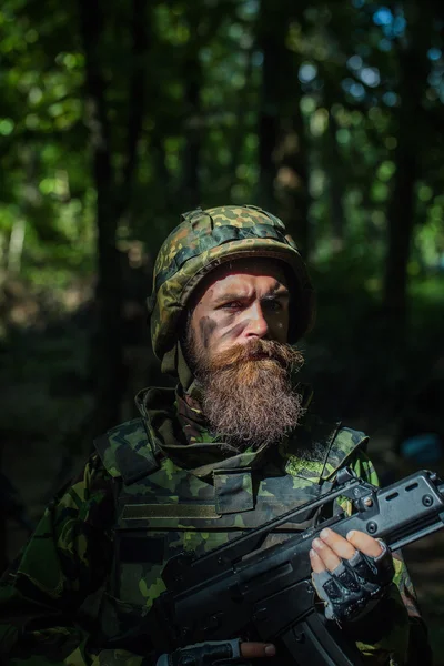 Молодий солдат з пістолетом — стокове фото