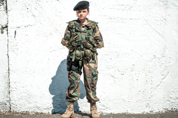 Liten flicka soldat i kamouflage — Stockfoto