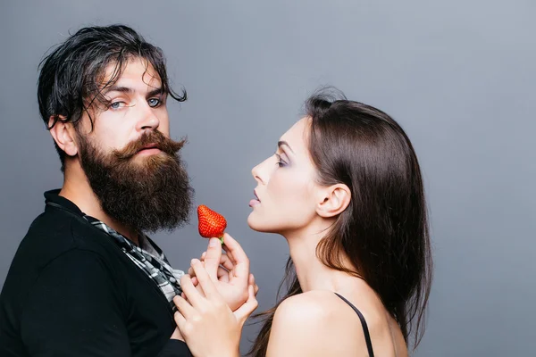 Sexy pár jíst červené jahody — Stock fotografie