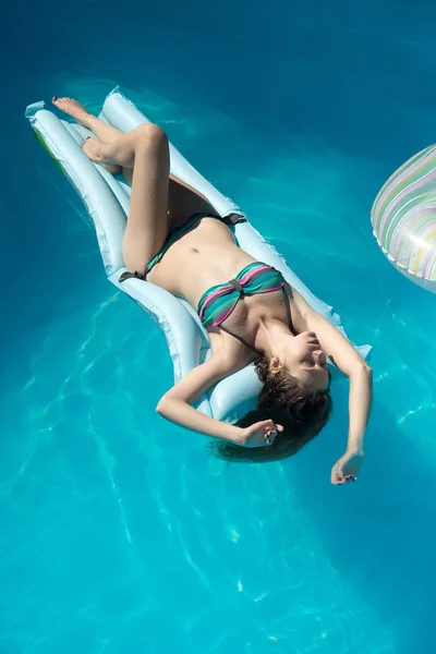 Сексуальна жінка засмагає в басейні — стокове фото