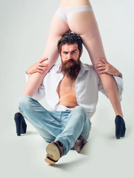 Homem barbudo com pernas e nádegas femininas — Fotografia de Stock