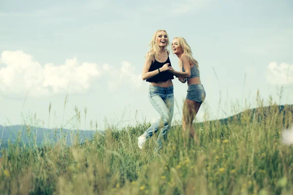 Mujeres bonitas en campo al aire libre —  Fotos de Stock