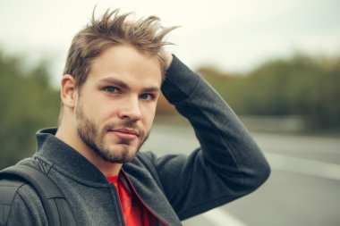 Genç seksi çekici adam