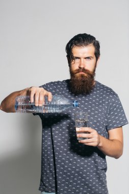 Yakışıklı adam su dökülen