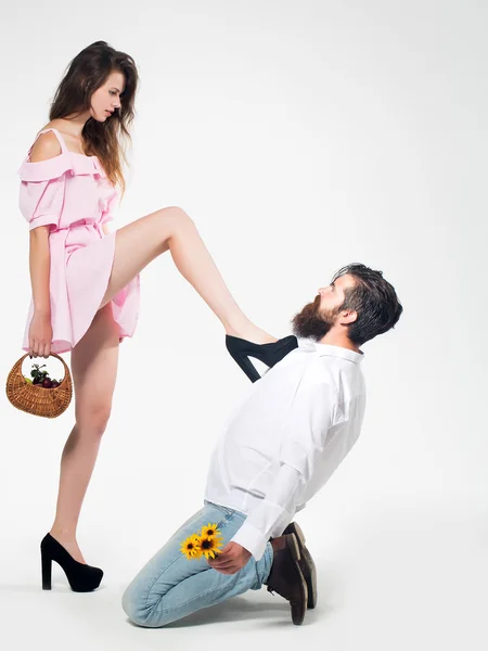 Joven pareja hace propuesta con flores aisladas — Foto de Stock