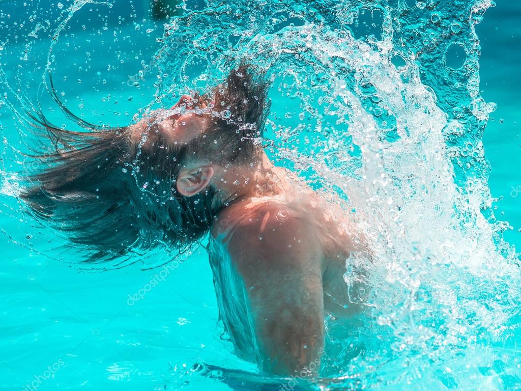 水しぶきの若い男 ストック写真 C Tverdohlib Com 水しぶきの若い男 ストック写真 C Tverdohlib Com