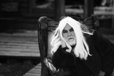 Eski Sihirbazı'nda ahşap sandalye