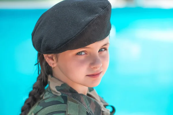 Ung flicka i armén ammunition — Stockfoto