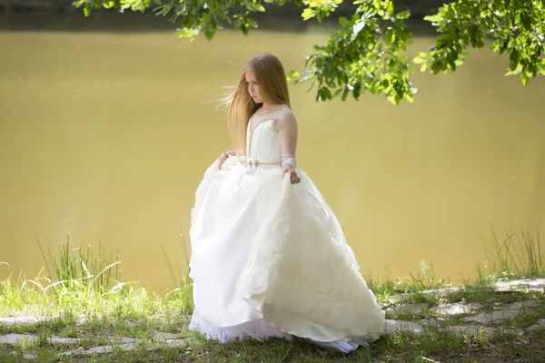 Klein meisje in witte jurk buiten — Stockfoto