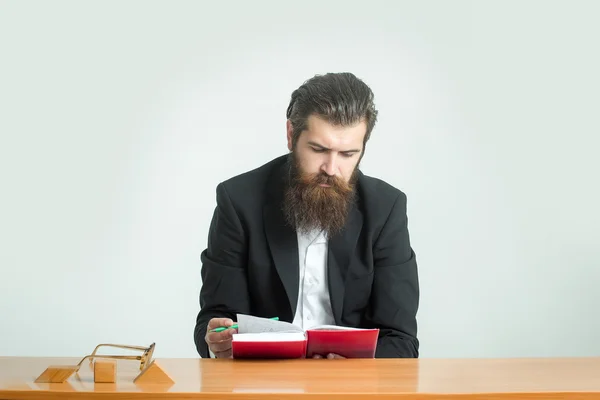Бородатый учитель за столом — стоковое фото