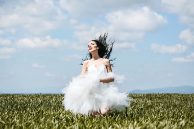 güzel düğün kız yeşil çim ve gökyüzü