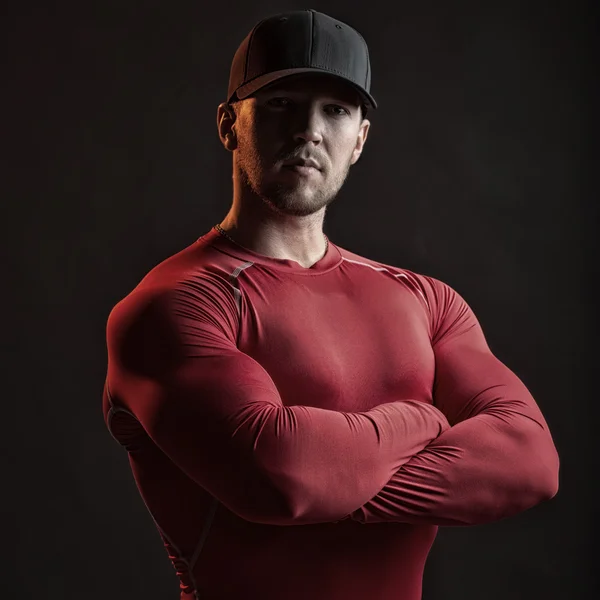 М'язистий чоловік в червоному — стокове фото