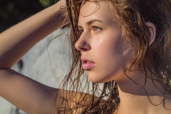 Mulher bonita com cabelo molhado — Fotografia de Stock