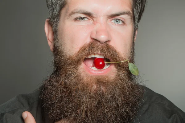 Kırmızı Kiraz ile sakallı adam — Stok fotoğraf