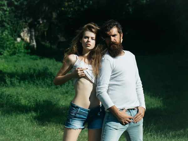 性感的年轻夫妇，在绿色草地上 — 图库照片