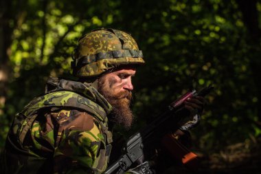 silahı olan genç asker