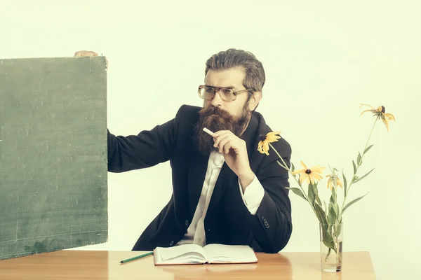 칠판으로 수염된 남자 교수 안경 — 스톡 사진