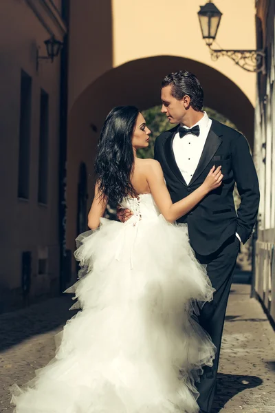 Casamento casal sexy no arco com lâmpada de rua — Fotografia de Stock