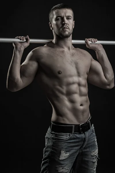 Hombre muscular con travesaño — Foto de Stock