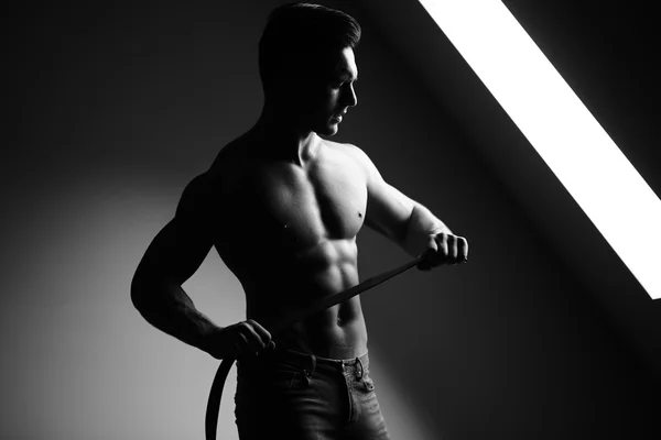 ベルト付きセクシーな筋肉男 — ストック写真