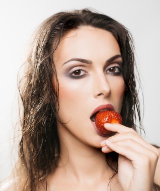 seksi güzel kadın kırmızı çilek ile