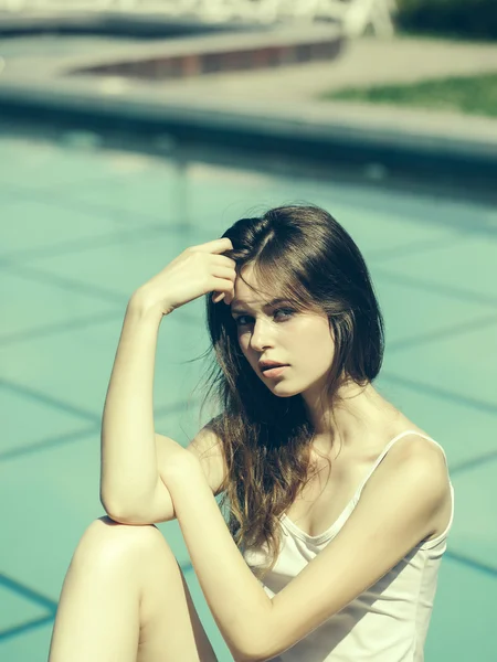 Mooie vrouw in de buurt van zwembad — Stockfoto