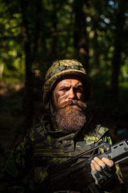 silahı olan genç asker