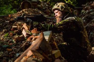 silahı olan genç asker