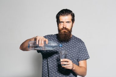 Yakışıklı adam su dökülen