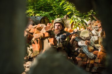 silahı olan genç asker