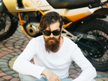 Çekici bir adam motosiklet oturur