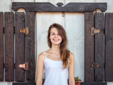 Güzel kız gülümsüyor panjurlar karşı