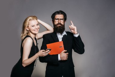 Gülümseyen kadın ve ciddi adam