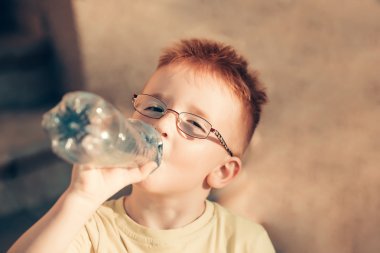 Şirin bebek çocuk suyu içer