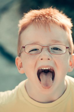 Küçük çocuk dilini koyar