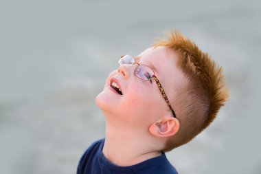 Mutlu bebek çocuk baktı