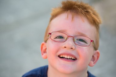 Mutlu bebek çocuk baktı