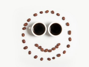 beyaz izole bardak kahve çekirdekleri gülen
