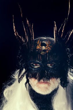 Erkek sakallı yüzü maskeli