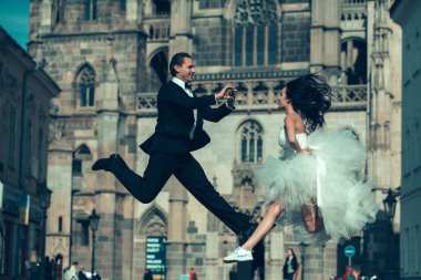 Mutlu çift şatonun yakınına atlıyor.